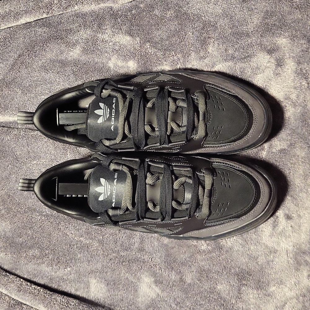 Adi2000 triple black size 11.5